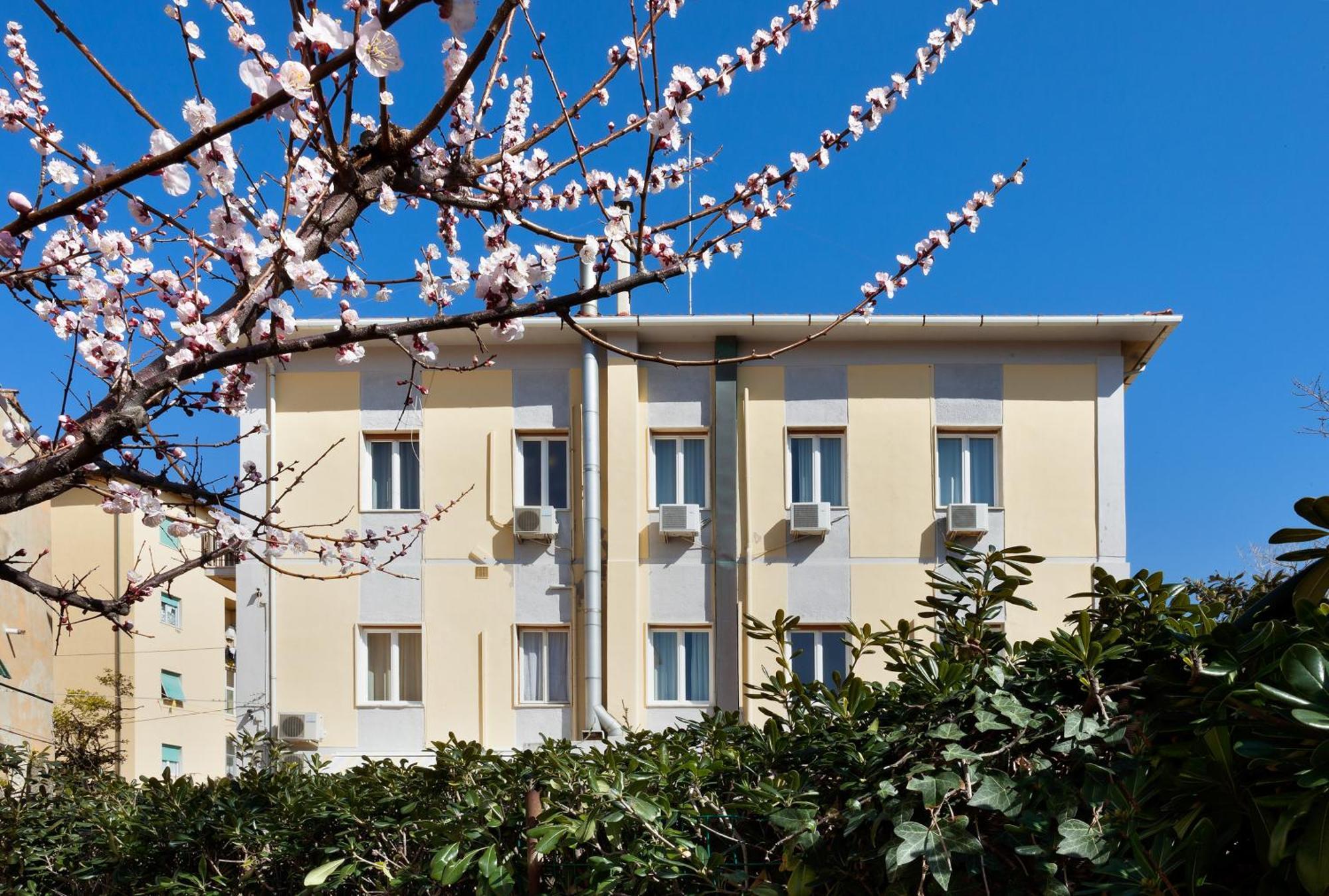 Parking Hotel Giardino Livourne Extérieur photo